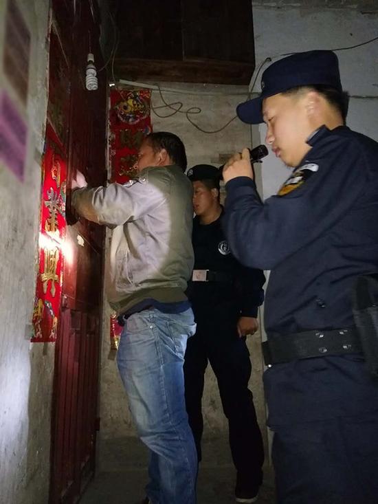 佳木斯粗心妈妈误将幼女锁家中 民警全城寻开锁师傅开门